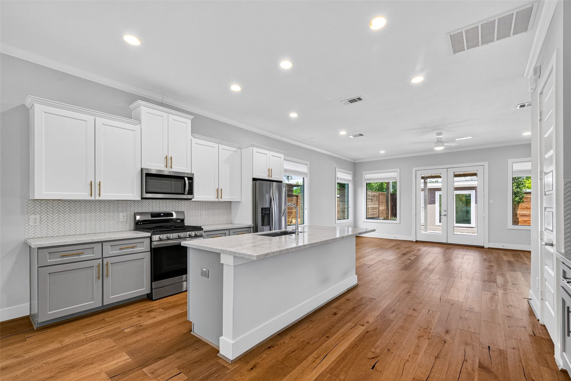 935 Bunton Street, Houston, TX 77009 935 Bunton Street, Houston, TX 77009