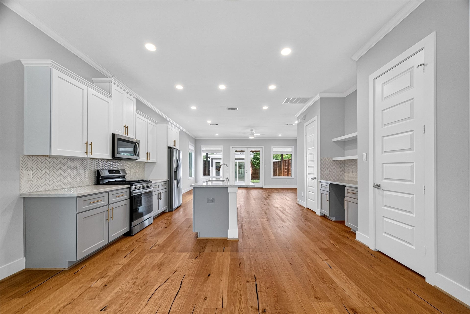 935 Bunton Street, Houston, TX 77009 935 Bunton Street, Houston, TX 77009