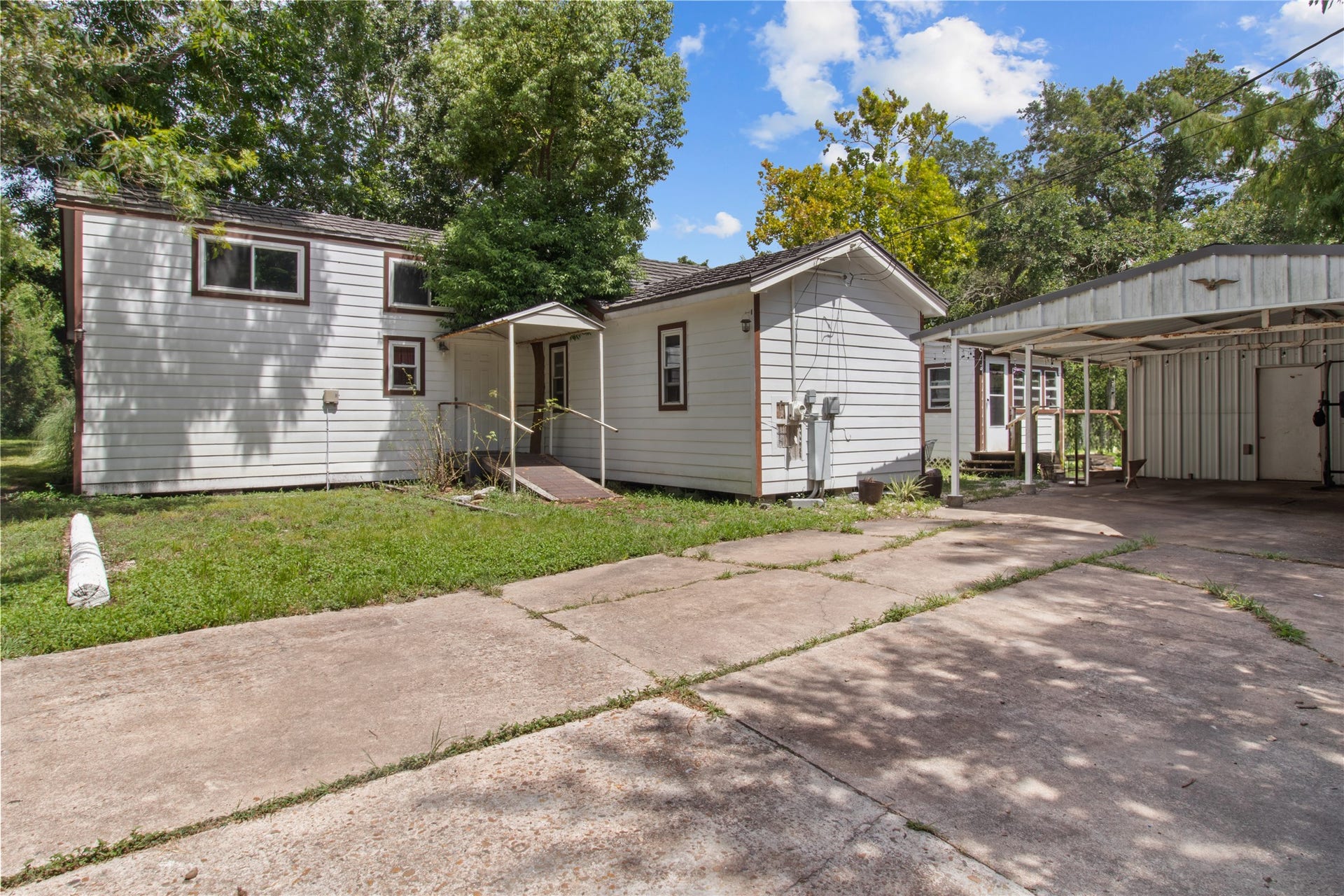 2305 Fm 1462 Road, Alvin, TX 77511 Existing residence on the property provides additional possibilities for an investor or owner-user while evaluating the property's long-term potential.