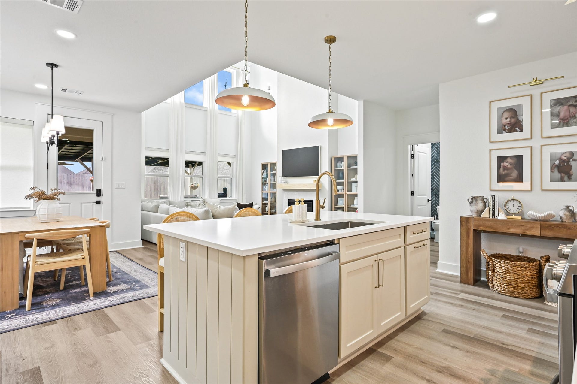 4121 Hazy Rock Lane, League City, TX 77573 Stunning open-concept gourmet kitchen