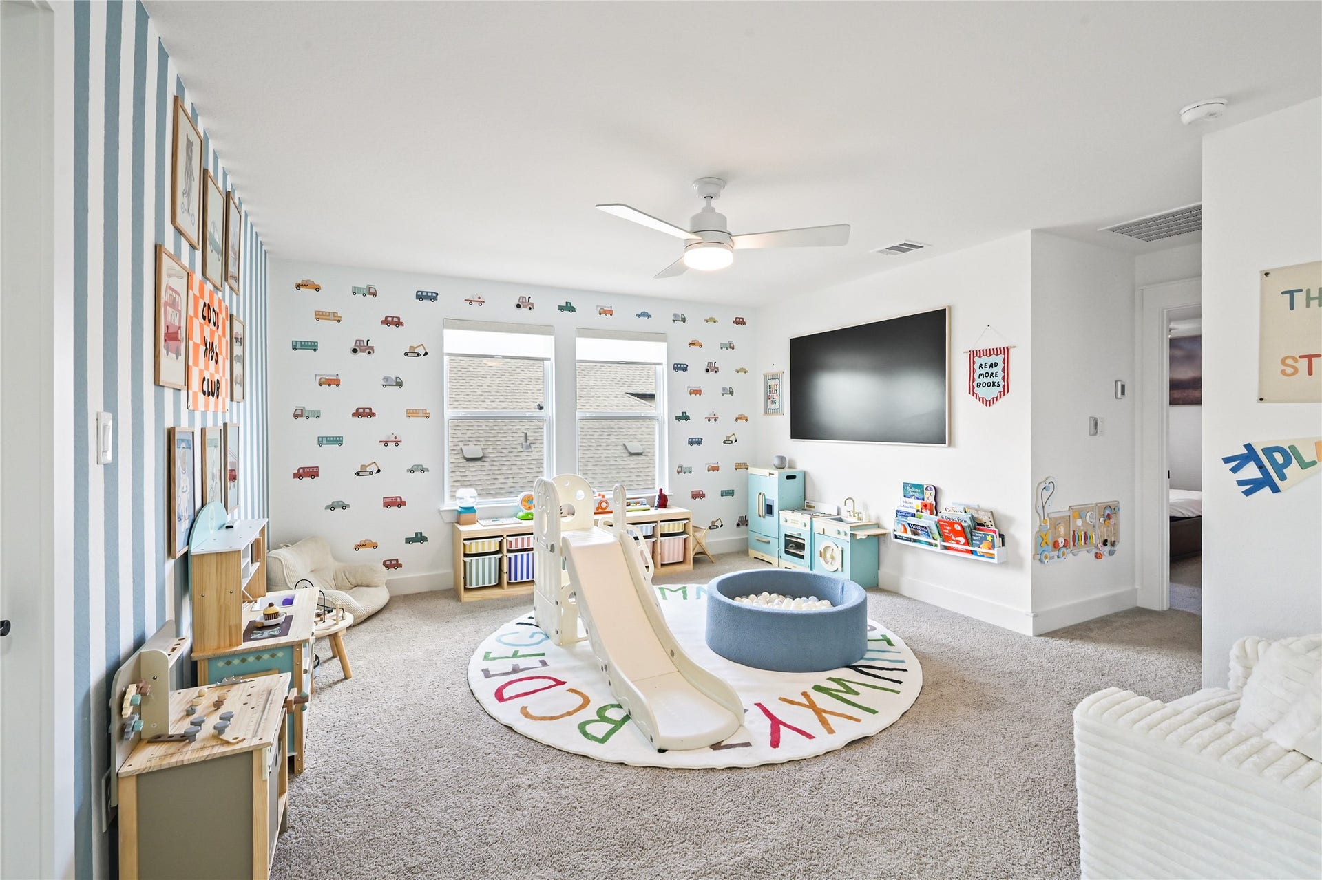 4121 Hazy Rock Lane, League City, TX 77573 Built-in storage organizers, accessible bookshelves
