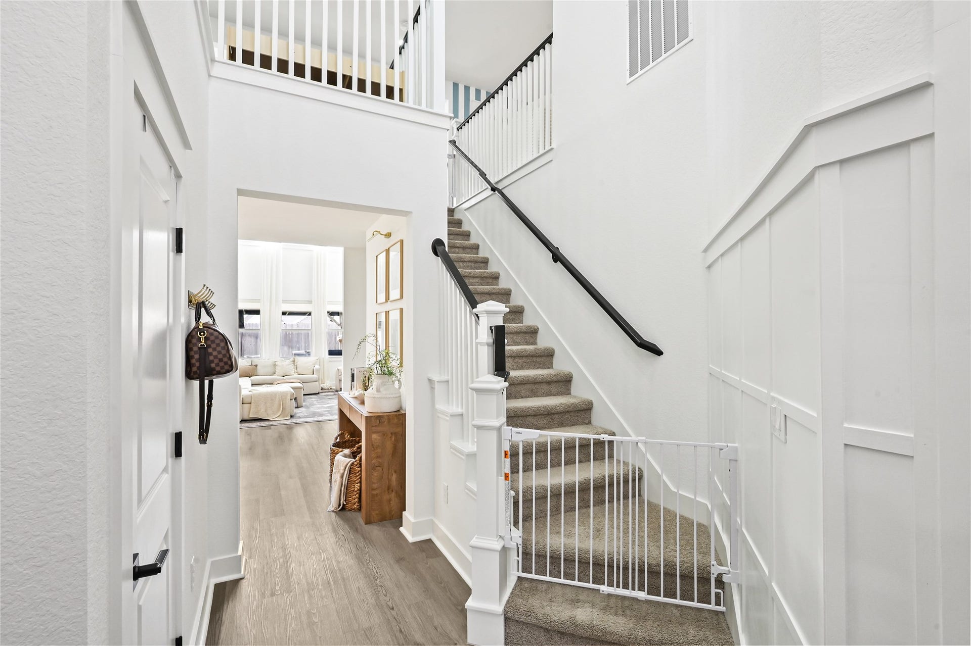 4121 Hazy Rock Lane, League City, TX 77573 beautiful two-story entryway