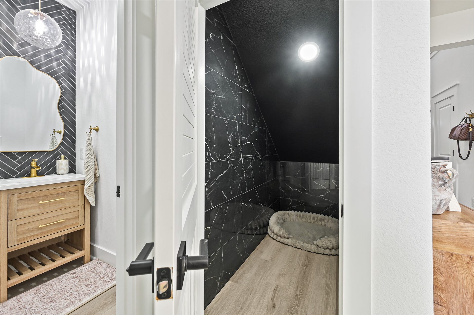 4121 Hazy Rock Lane, League City, TX 77573 Stylish and functional space for your furry companions