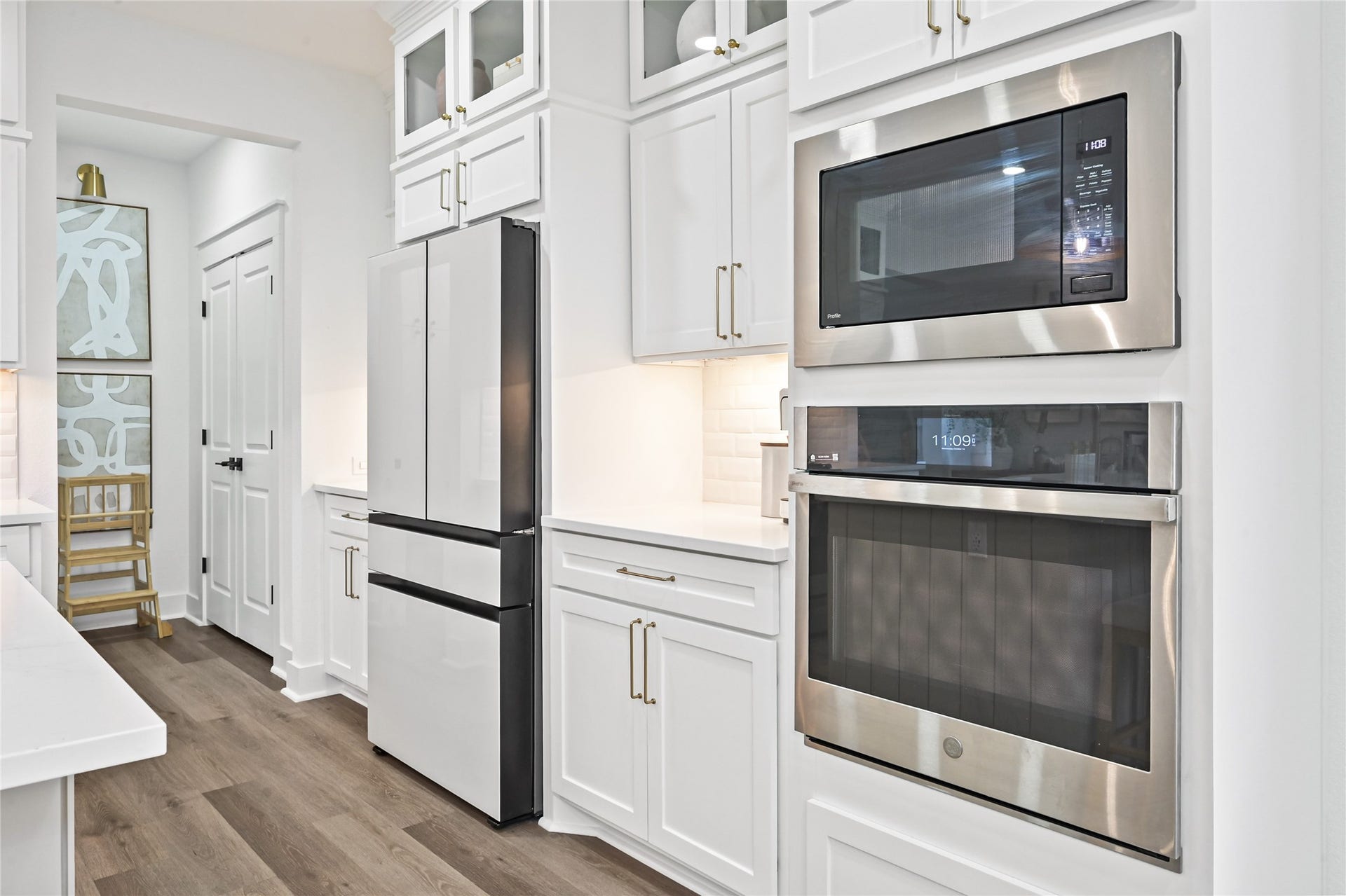 4121 Hazy Rock Lane, League City, TX 77573 Sleek stainless steel double wall oven and a built-in microwave