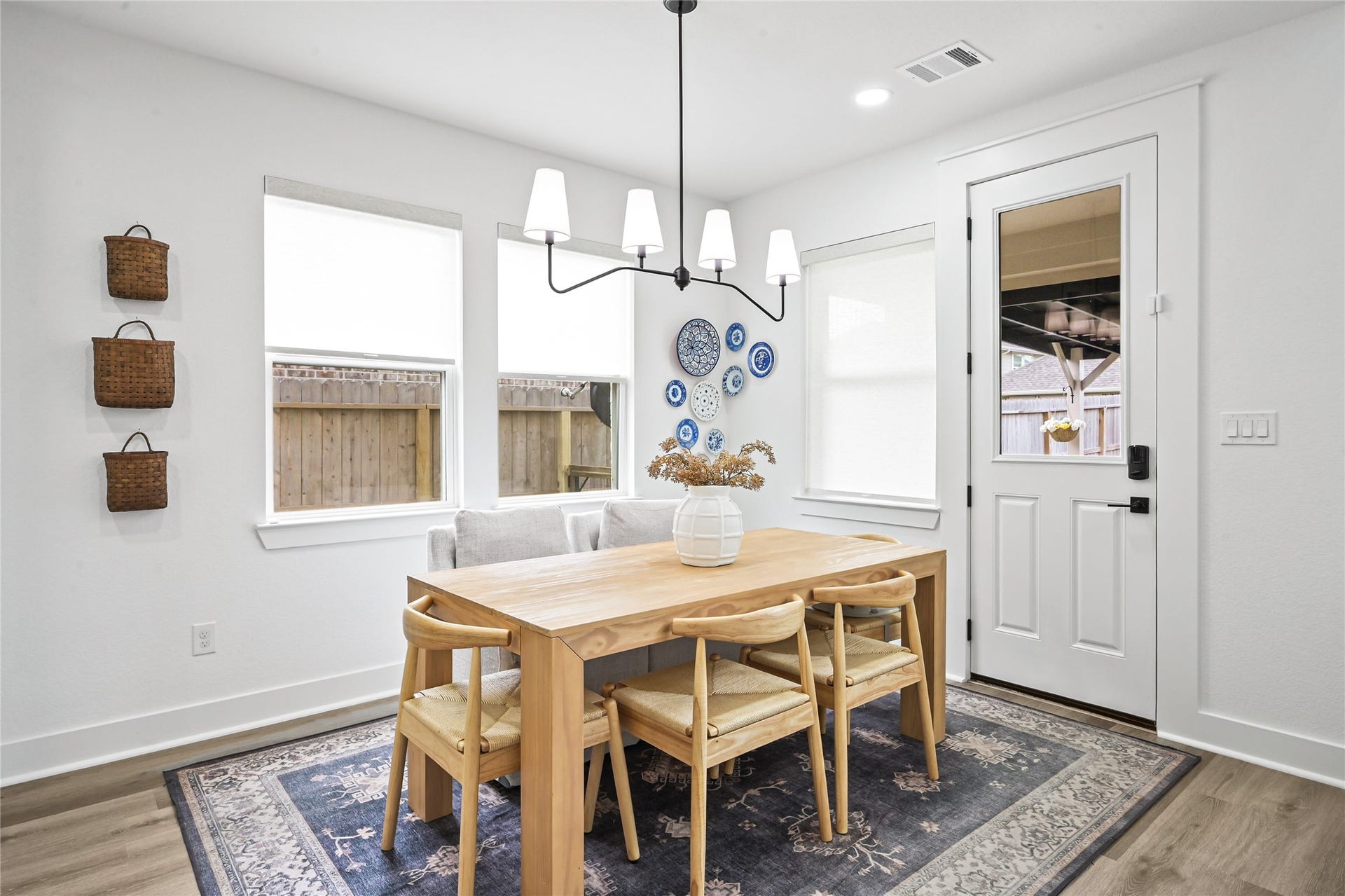 4121 Hazy Rock Lane, League City, TX 77573 charming breakfast nook and casual dining area