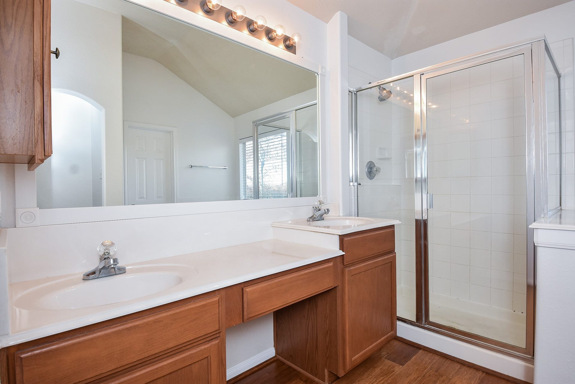 6730 Albion Cresent Drive, Katy, TX 77449 Primary bathroom.