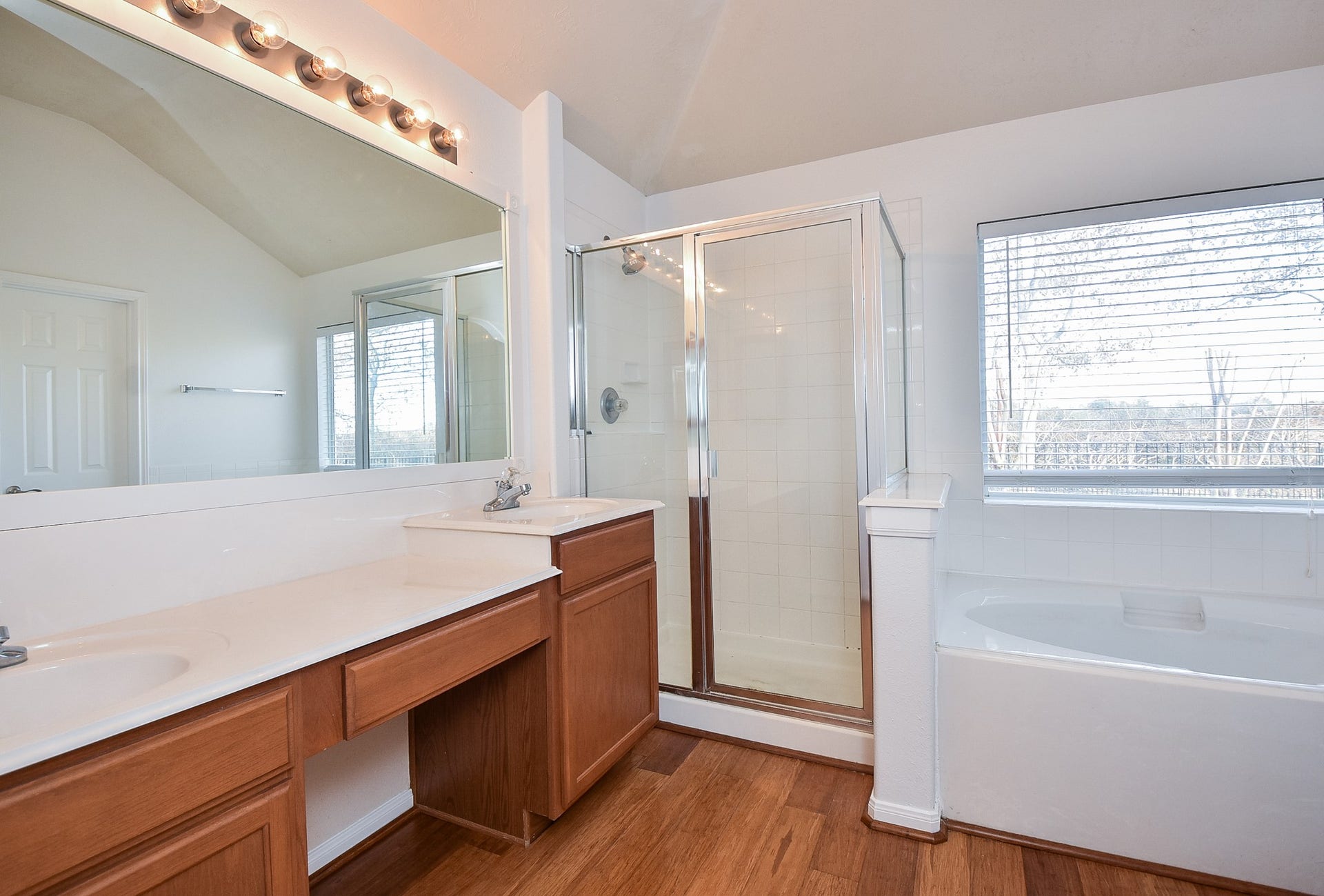 6730 Albion Cresent Drive, Katy, TX 77449 Primary bathroom.