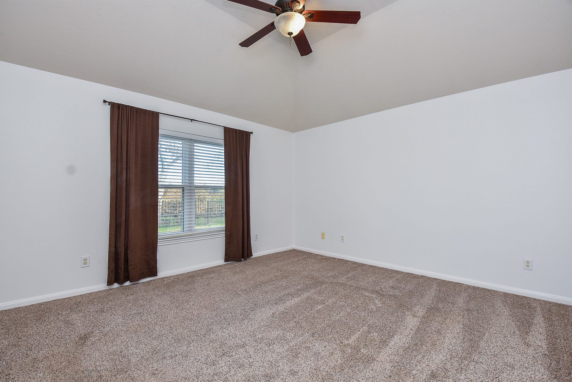 6730 Albion Cresent Drive, Katy, TX 77449 Primary bedroom