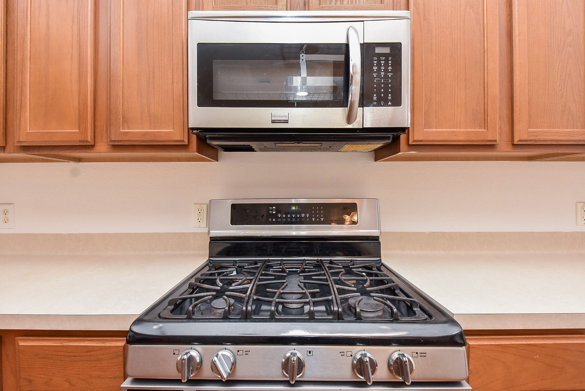 6730 Albion Cresent Drive, Katy, TX 77449 Five burner cook top.