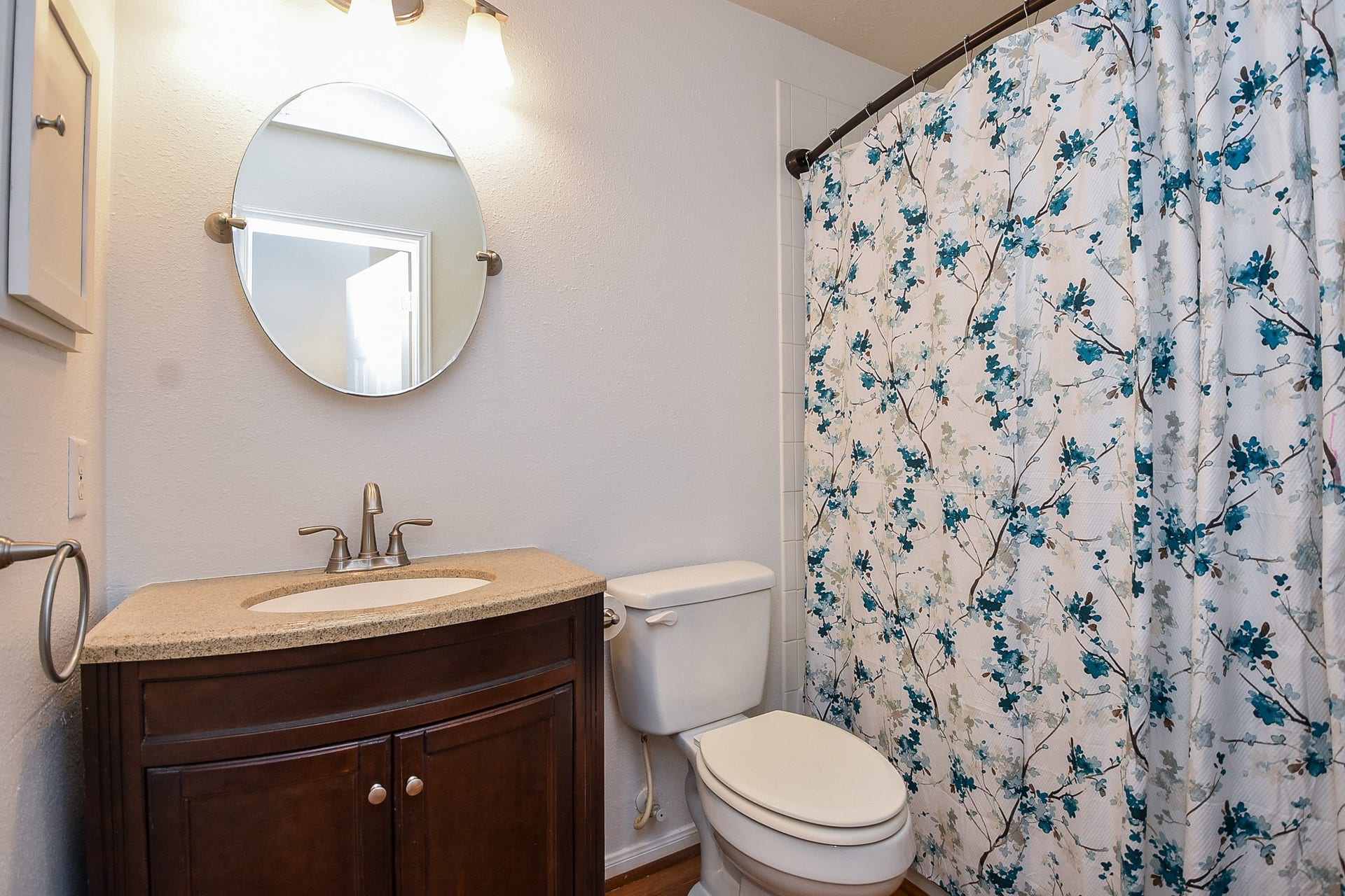 6730 Albion Cresent Drive, Katy, TX 77449 Second bath