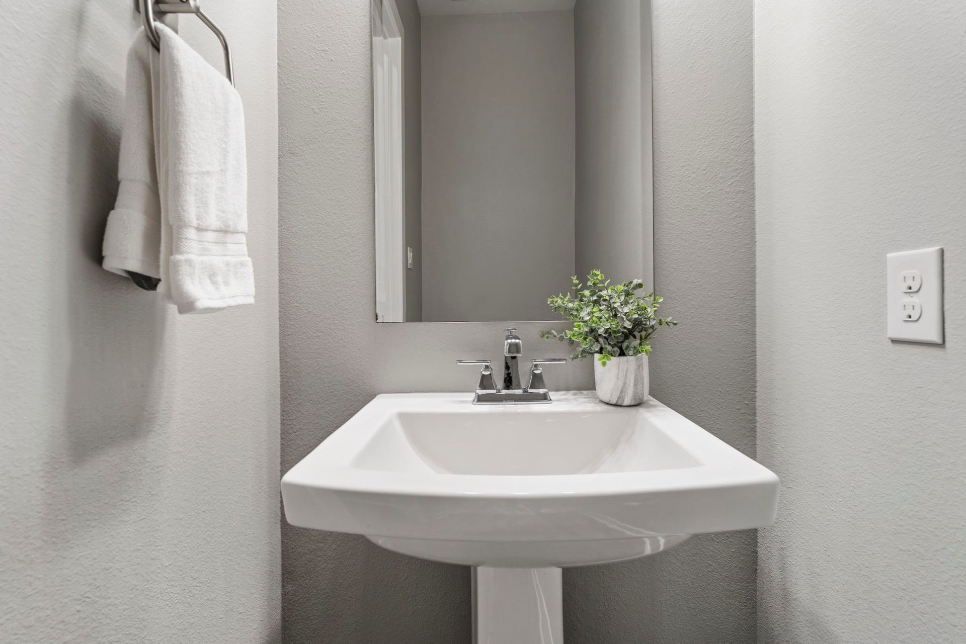 29826 Deer Crest Lane, Fulshear, TX 77406 A conveniently located powder bath features a classic pedestal sink & clean, neutral finishes.
