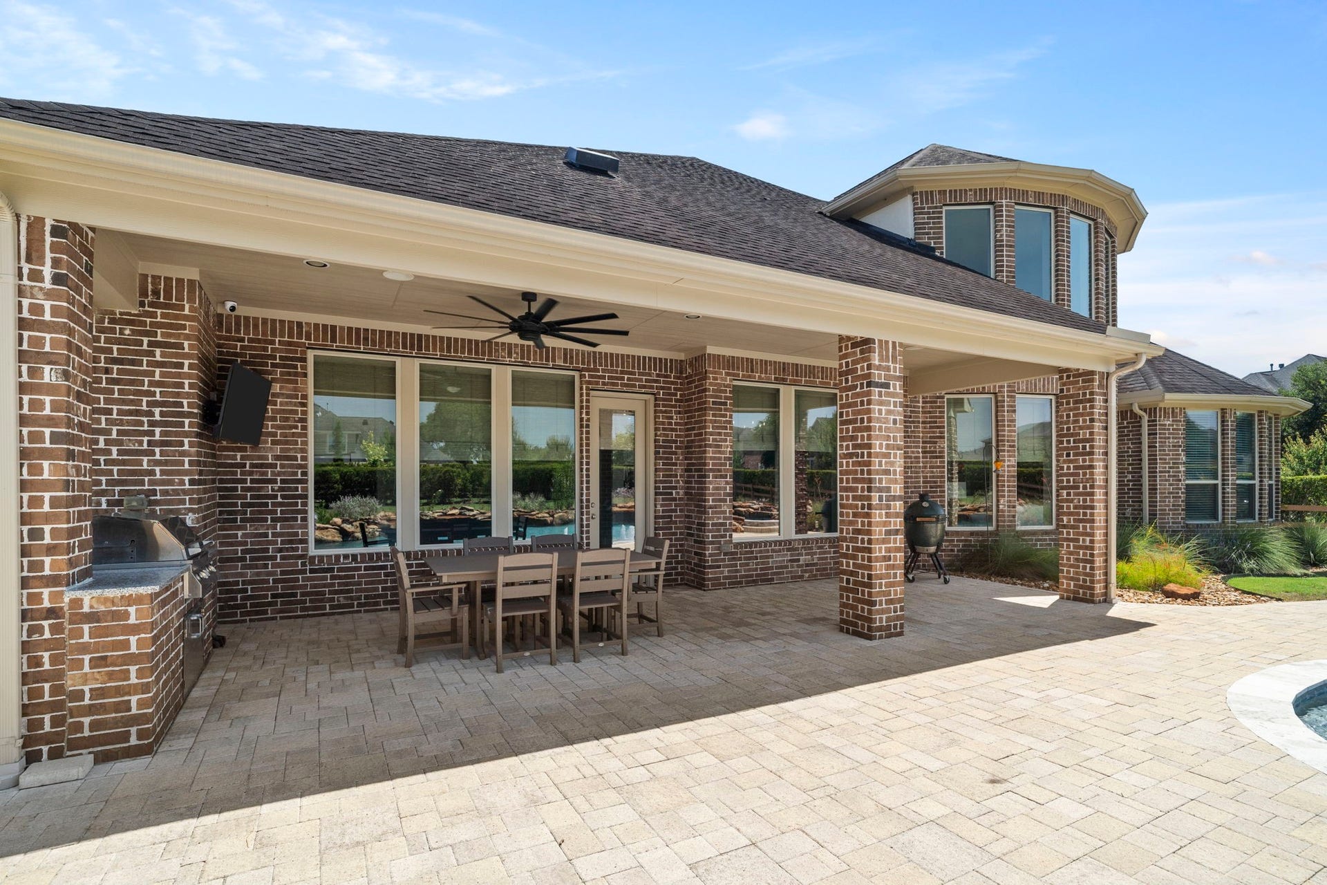 29826 Deer Crest Lane, Fulshear, TX 77406 Expansive covered outdoor living features a built-in grill, generous dining space & ceiling fans.