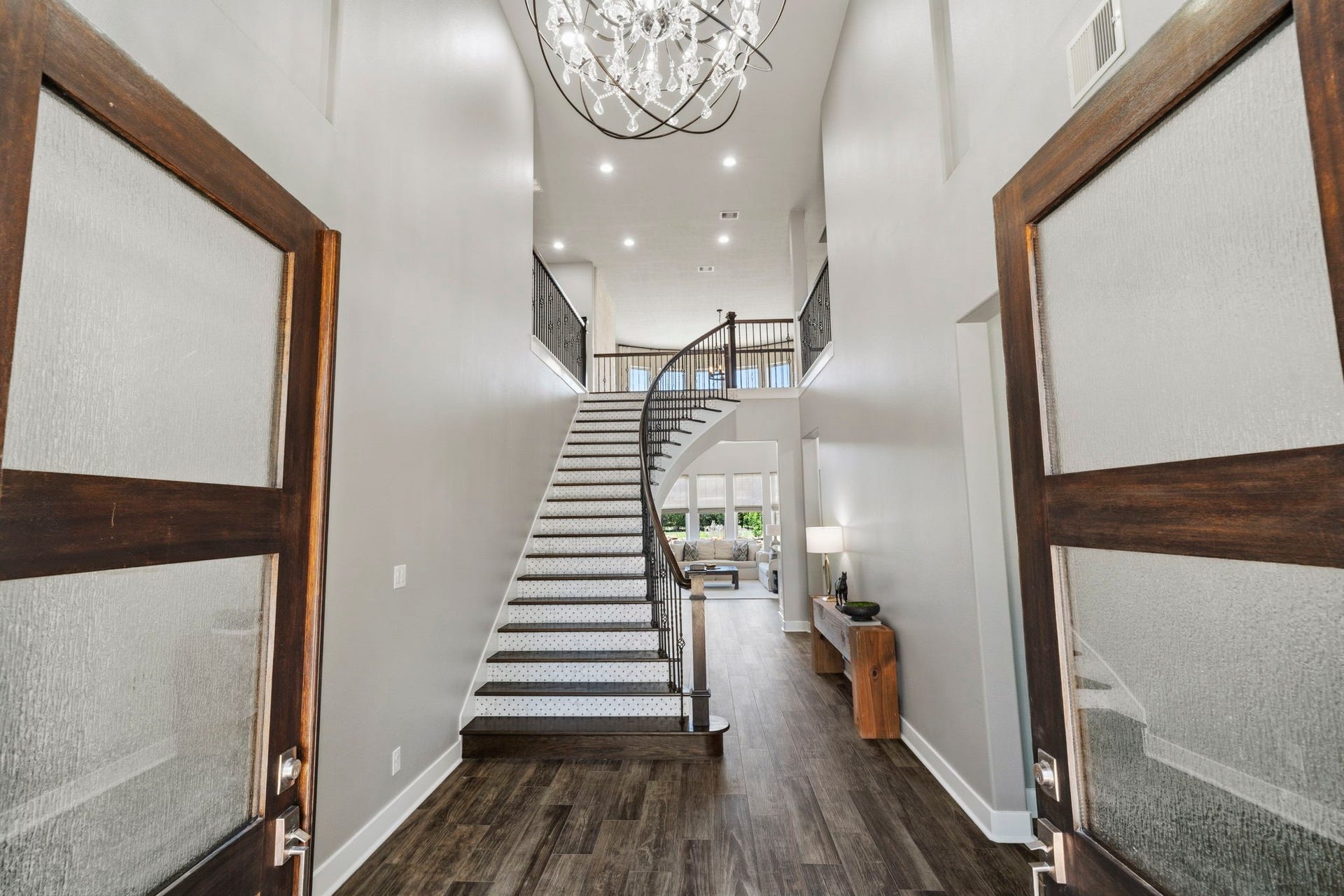 29826 Deer Crest Lane, Fulshear, TX 77406 A dramatic 20' entry makes an immediate impression with double doors, designer lighting & a sweeping staircase.