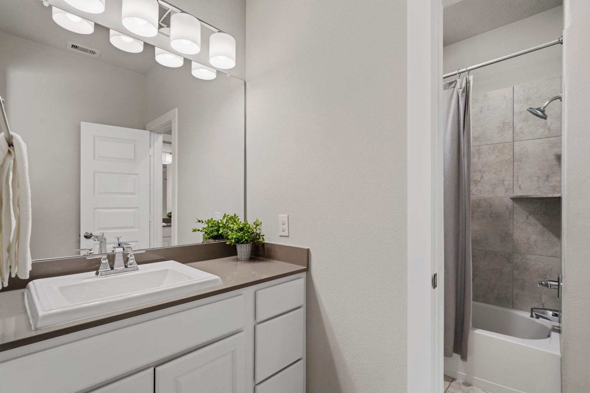 29826 Deer Crest Lane, Fulshear, TX 77406 The secondary bath features a spacious vanity & a tiled tub/shower combination with built-in niche.