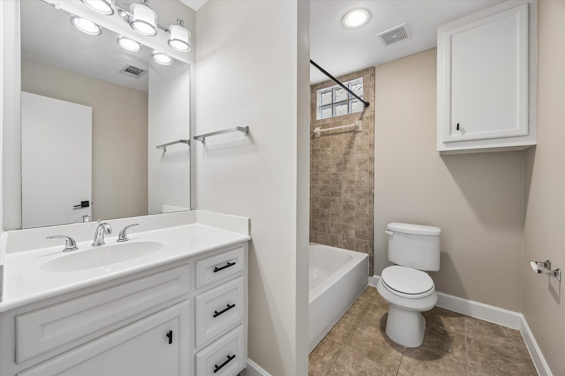 2710 Hullsmith Drive, #1104, Houston, TX 77063 Secondary Bathroom