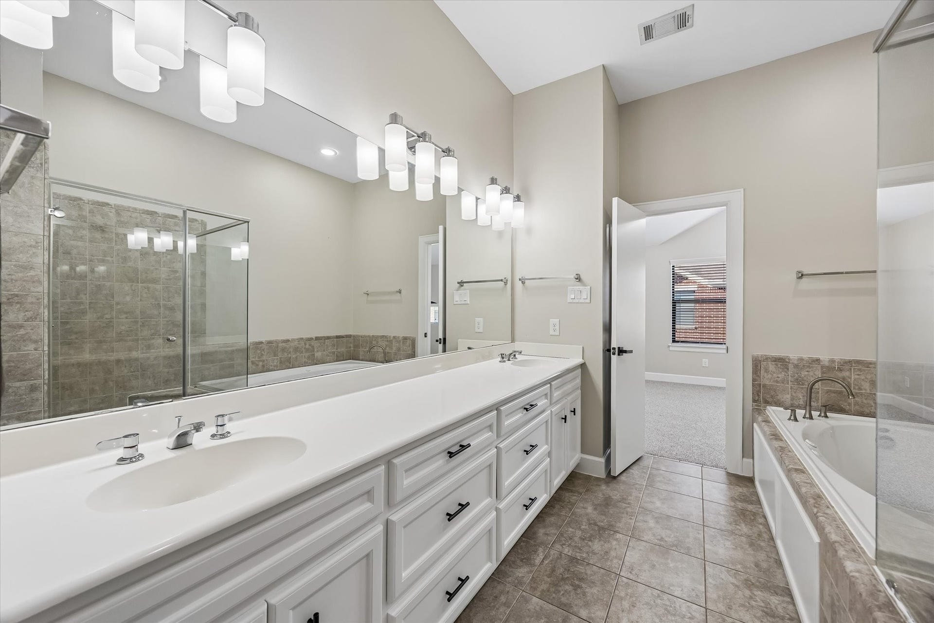 2710 Hullsmith Drive, #1104, Houston, TX 77063 Primary Bathroom