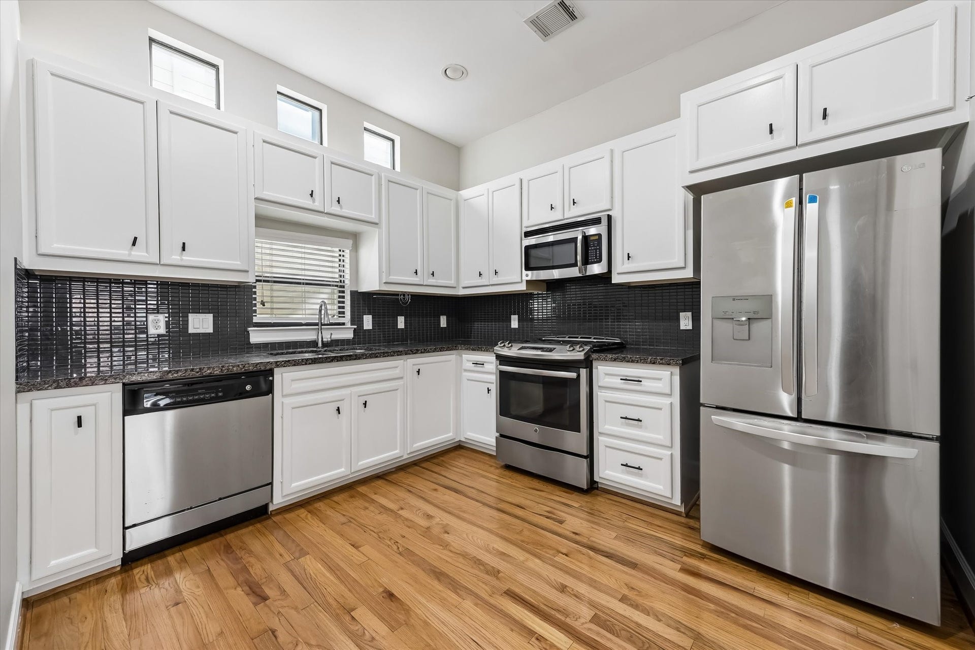 2710 Hullsmith Drive, #1104, Houston, TX 77063 Kitchen
