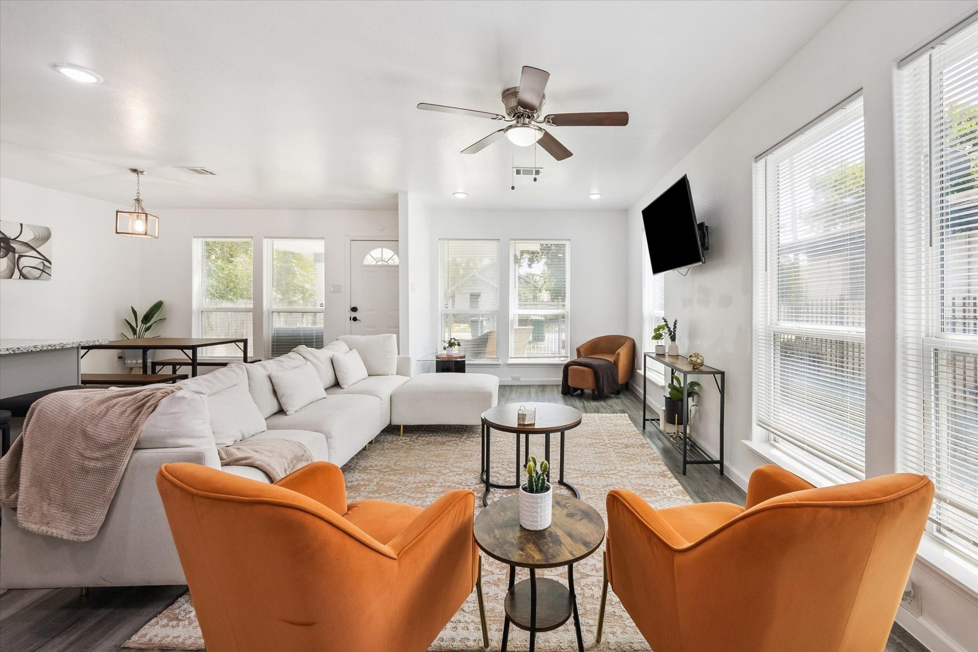2631 Stevens Street, Houston, TX 77026 The living area is surrounded by oversized windows that fill the space with natural light. Neutral finishes and an open layout create a versatile setting for both everyday comfort and entertaining.
