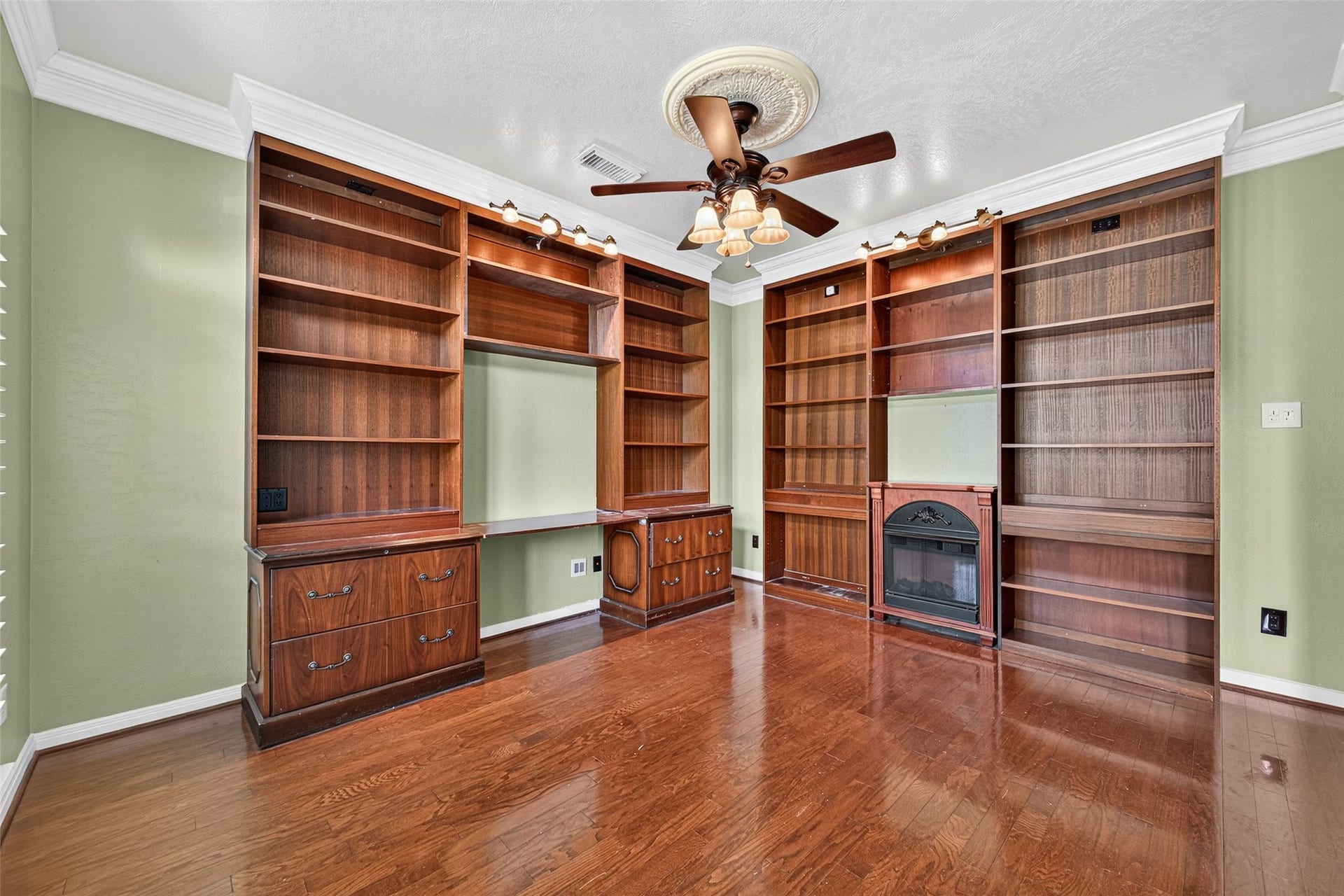 2321 S Lake Drive, League City, TX 77573 2321 S Lake Drive, League City, TX 77573