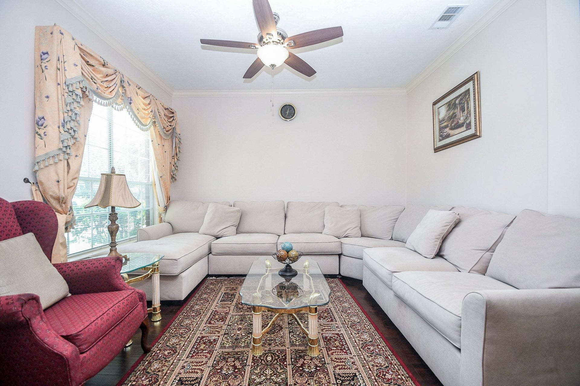 15715 Brookwood Lake Place, Sugar Land, TX 77498 Bright and inviting formal living room, perfect for entertaining your guests.