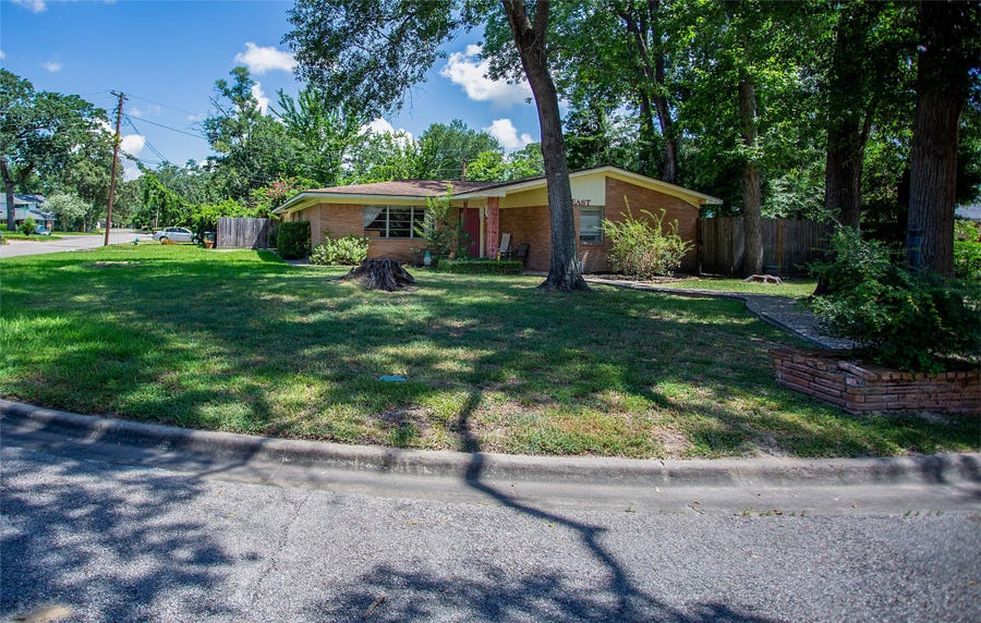 Property photo for 101 S Woodsway Street E, Conroe, TX