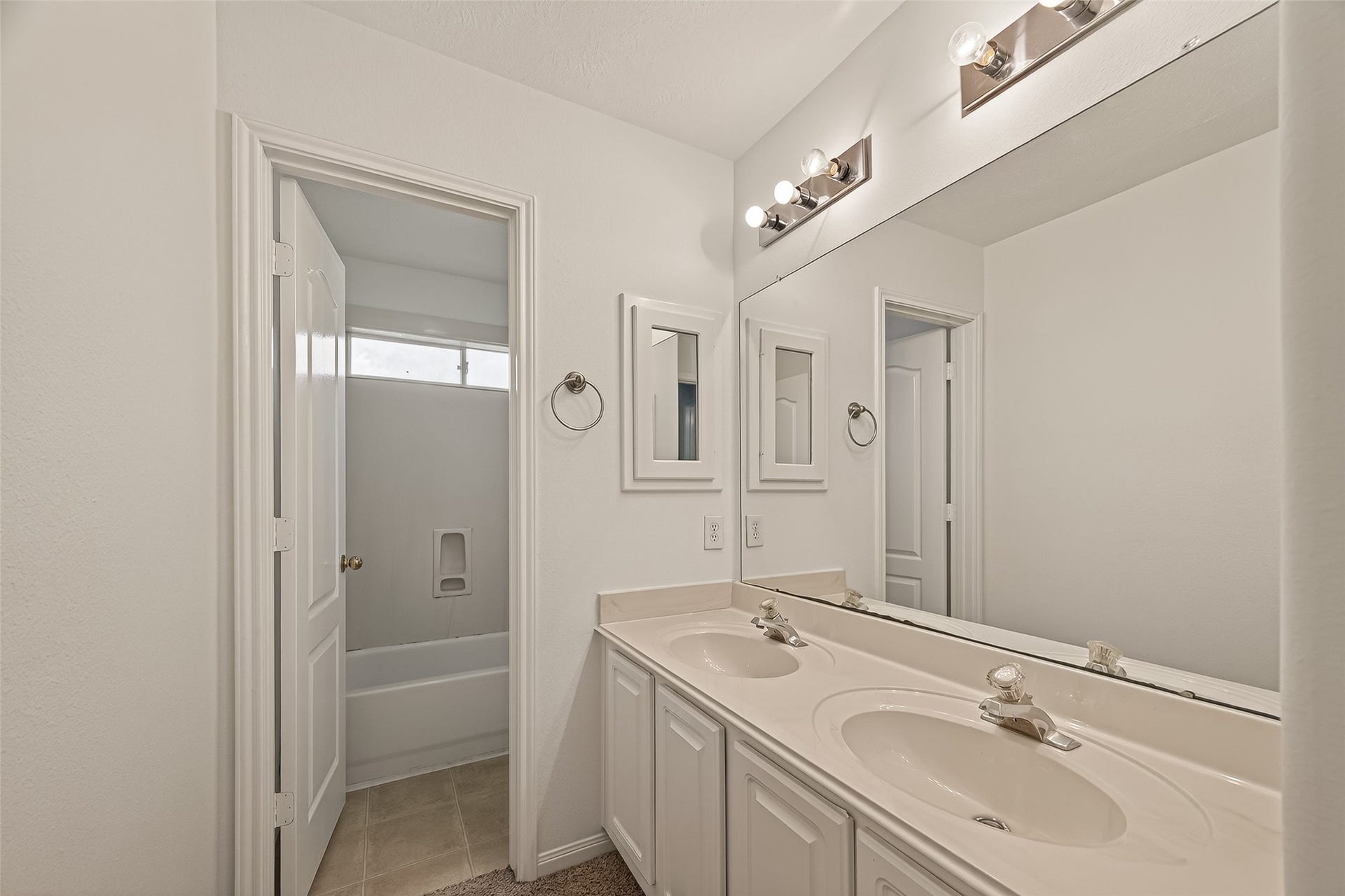 3804 Dunlavy Drive, Pearland, TX 77581 Bathroom 2nd. floor