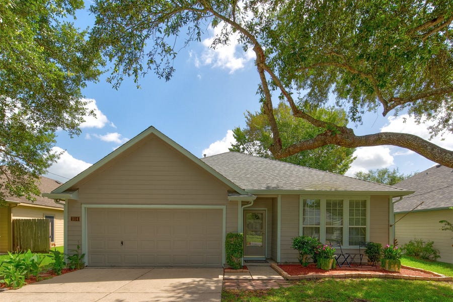 Property photo for 314 Clear Creek Avenue, League City, TX