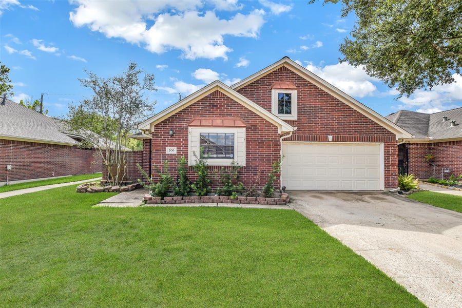 Property photo for 206 Live Oak Lane, Friendswood, TX