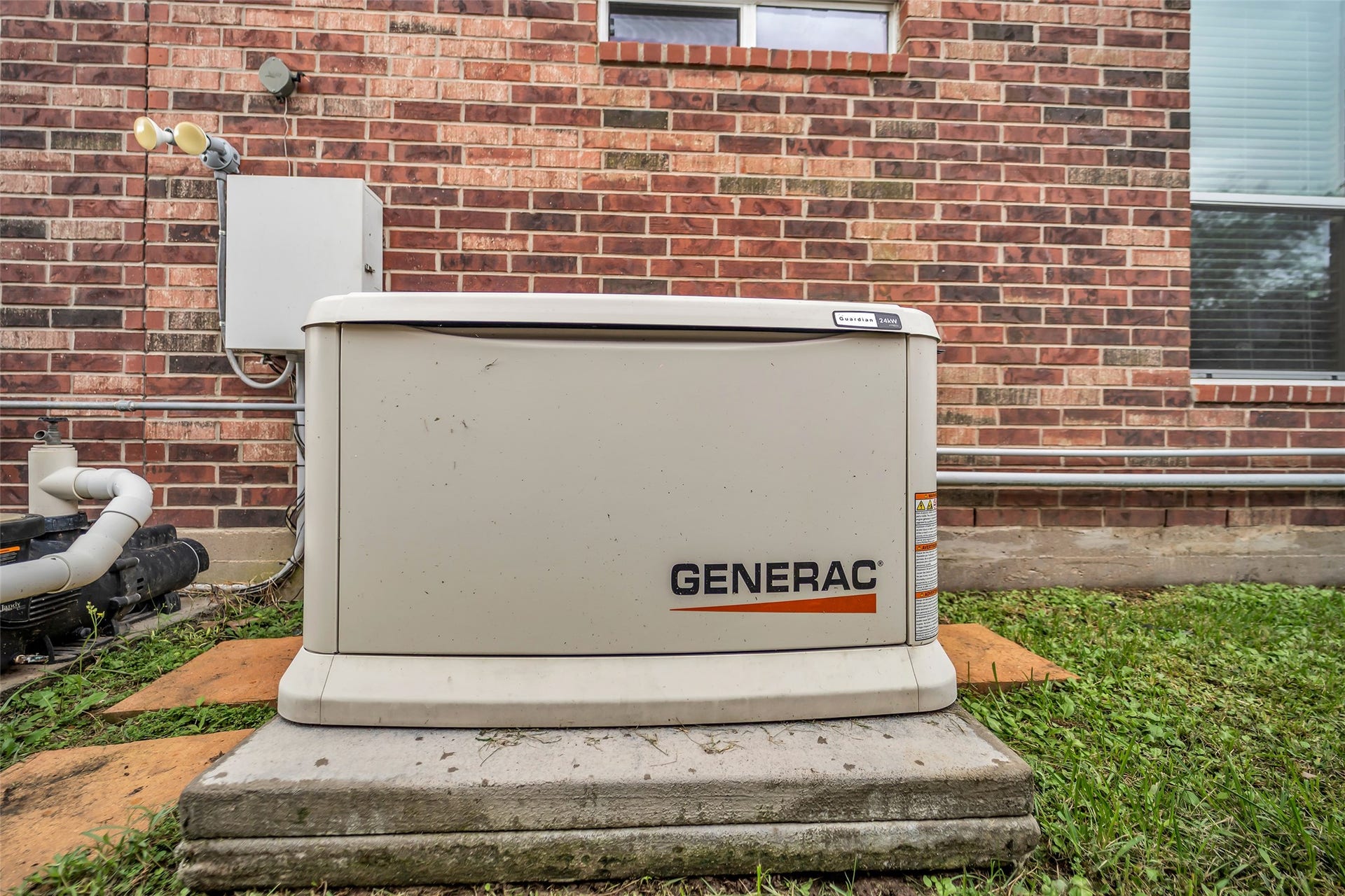 7907 Dunlap Field Lane, Richmond, TX 77407 Equipped with a reliable, whole-house Generac generator, this home ensures an uninterrupted power supply and complete peace of mind during seasonal weather and power outages.