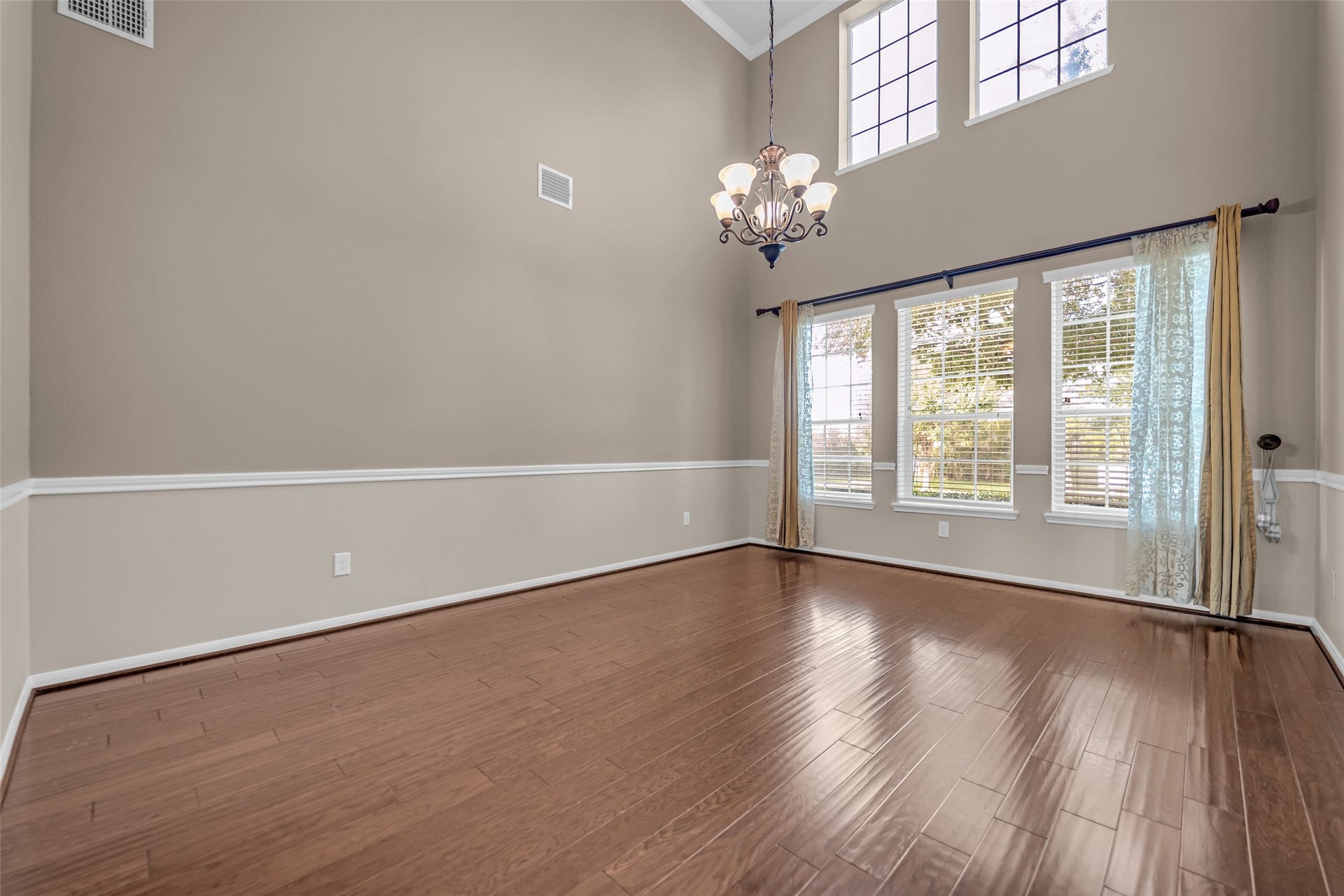 7907 Dunlap Field Lane, Richmond, TX 77407 Classic architectural details, elegant wood floors, and expansive windows delivering exceptional natural light throughout this spacious room.