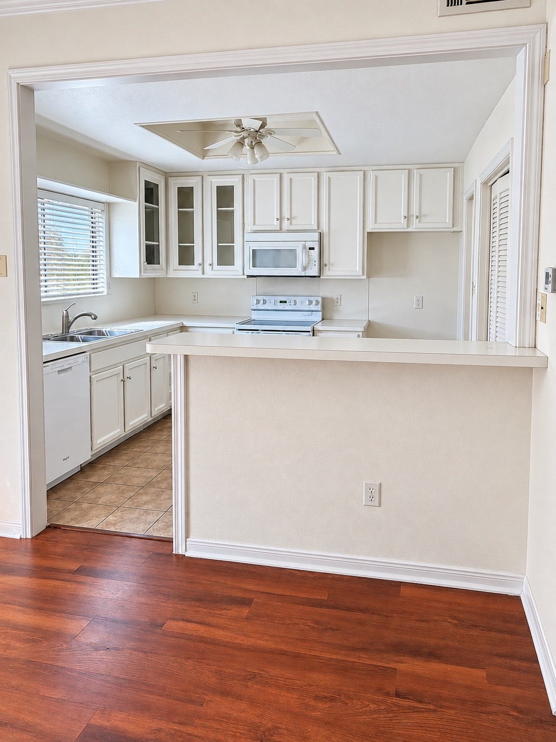 11711 Memorial Drive, #313, Houston, TX 77024 Convenient/ Spacious breakfast bar/overlooking dining area.