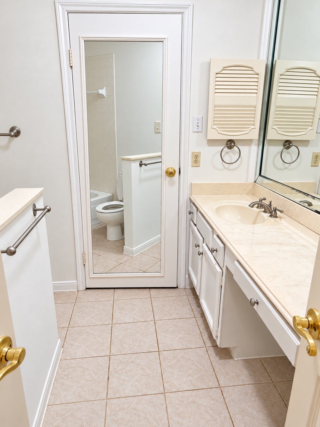 11711 Memorial Drive, #313, Houston, TX 77024 Master bath with Walking Closet spacious counter space.