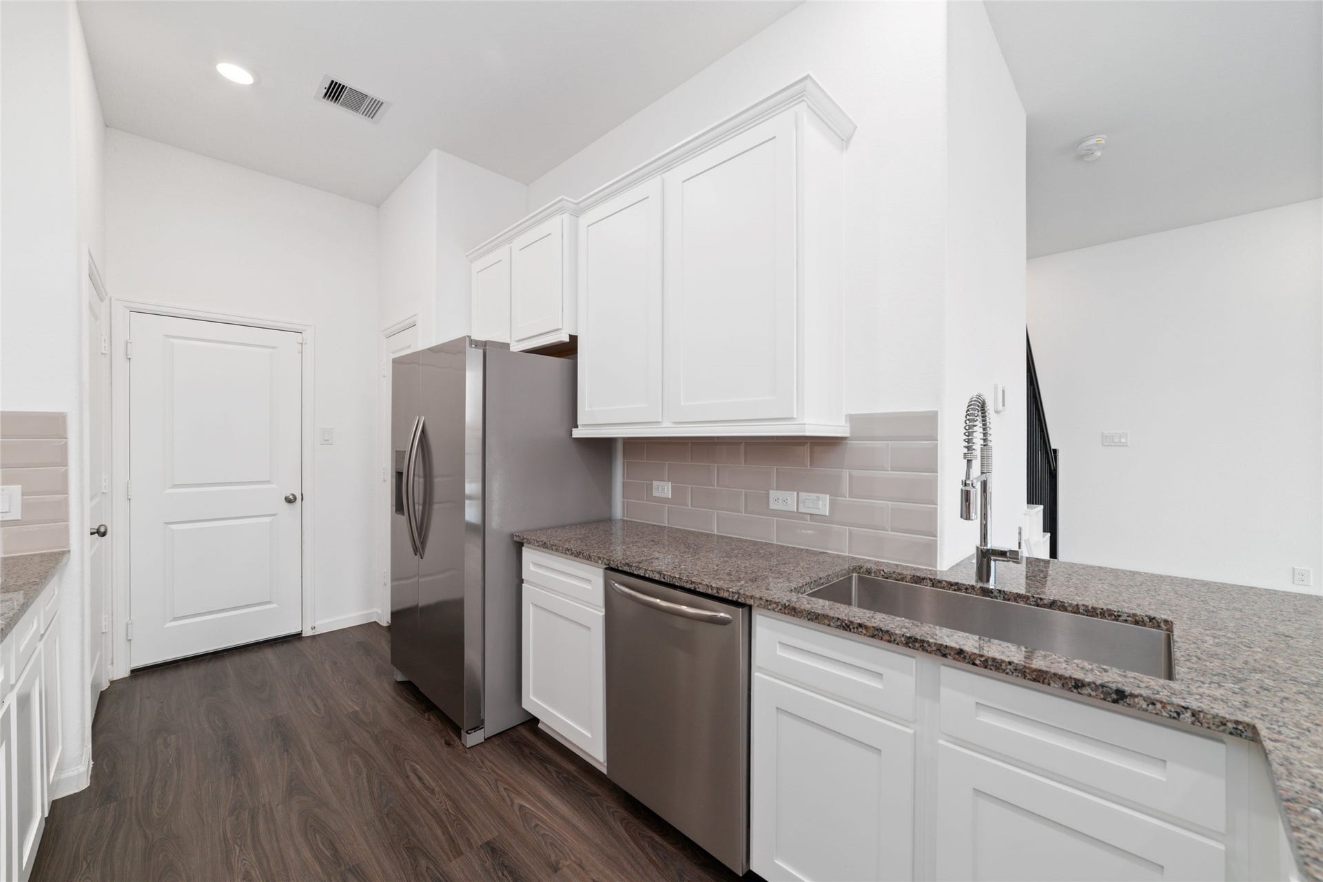 5719 Foggy Vine Court, Fulshear, TX 77441 Large undermount sink and counter space