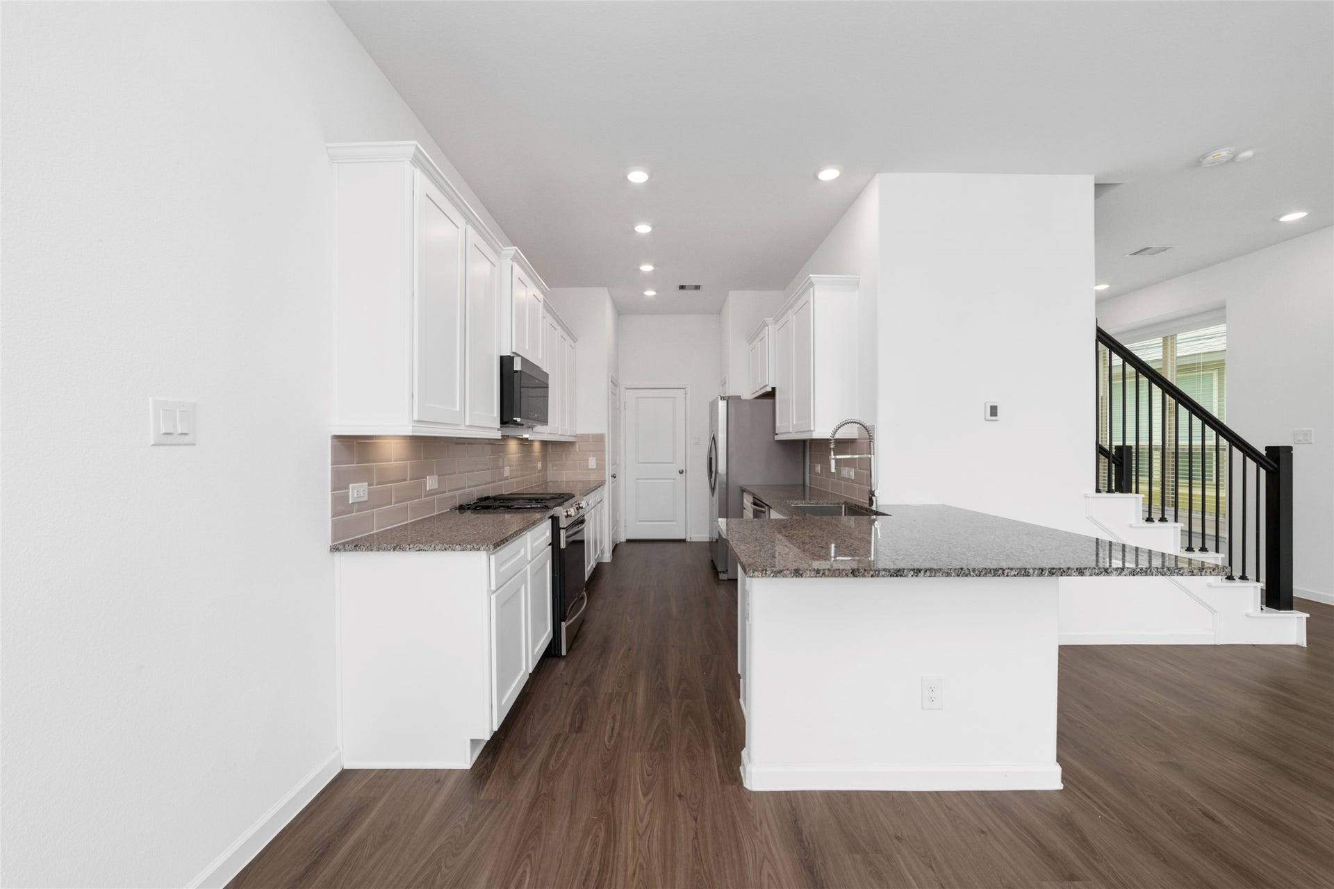 5719 Foggy Vine Court, Fulshear, TX 77441 Beautiful and functional kitchen with 2 pantry