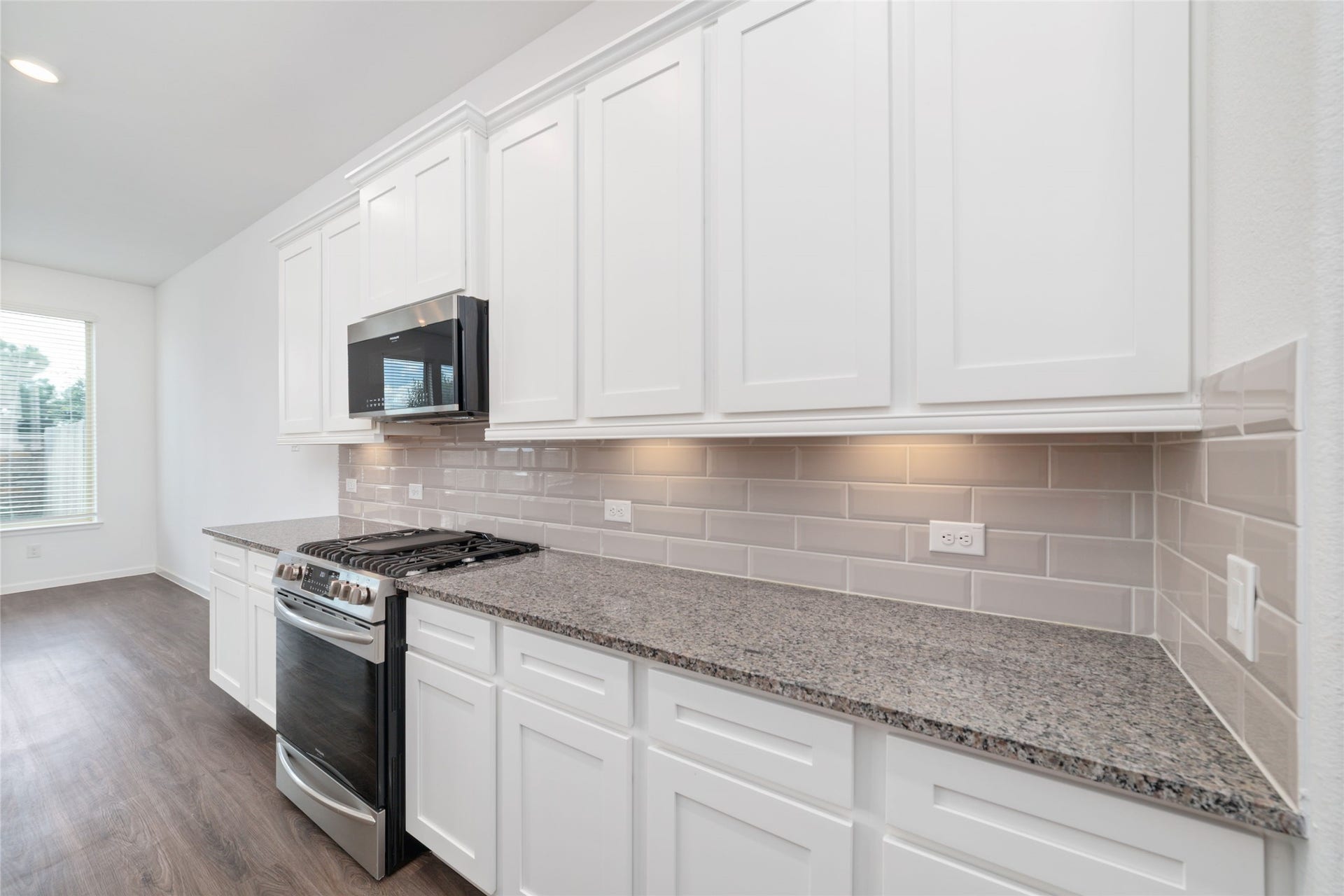5719 Foggy Vine Court, Fulshear, TX 77441 Clean and beautiful countertops with plenty of storage space