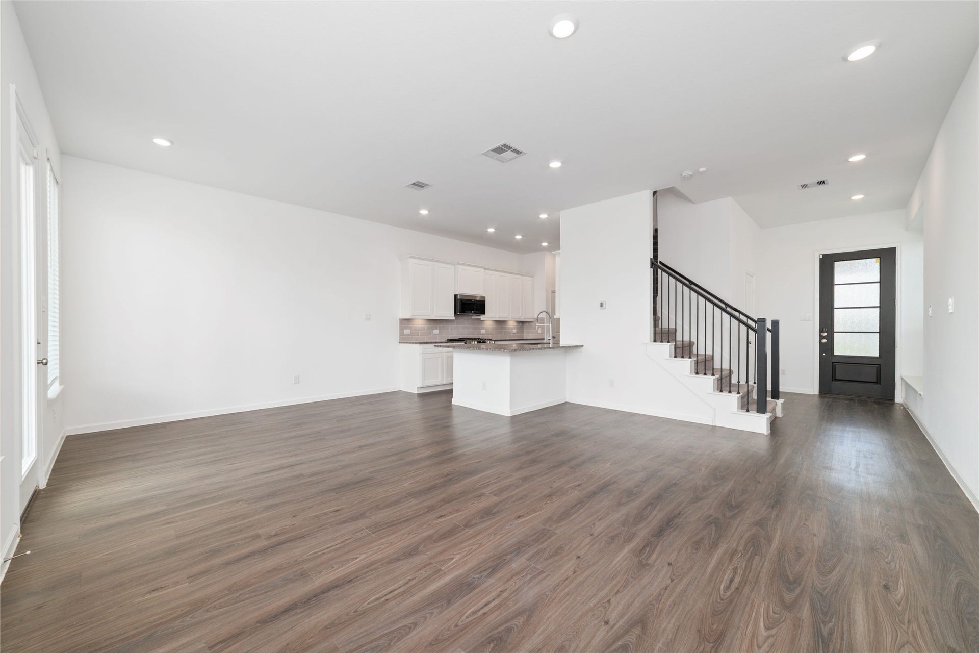 5719 Foggy Vine Court, Fulshear, TX 77441 Bright and plenty of natural lights inside the home