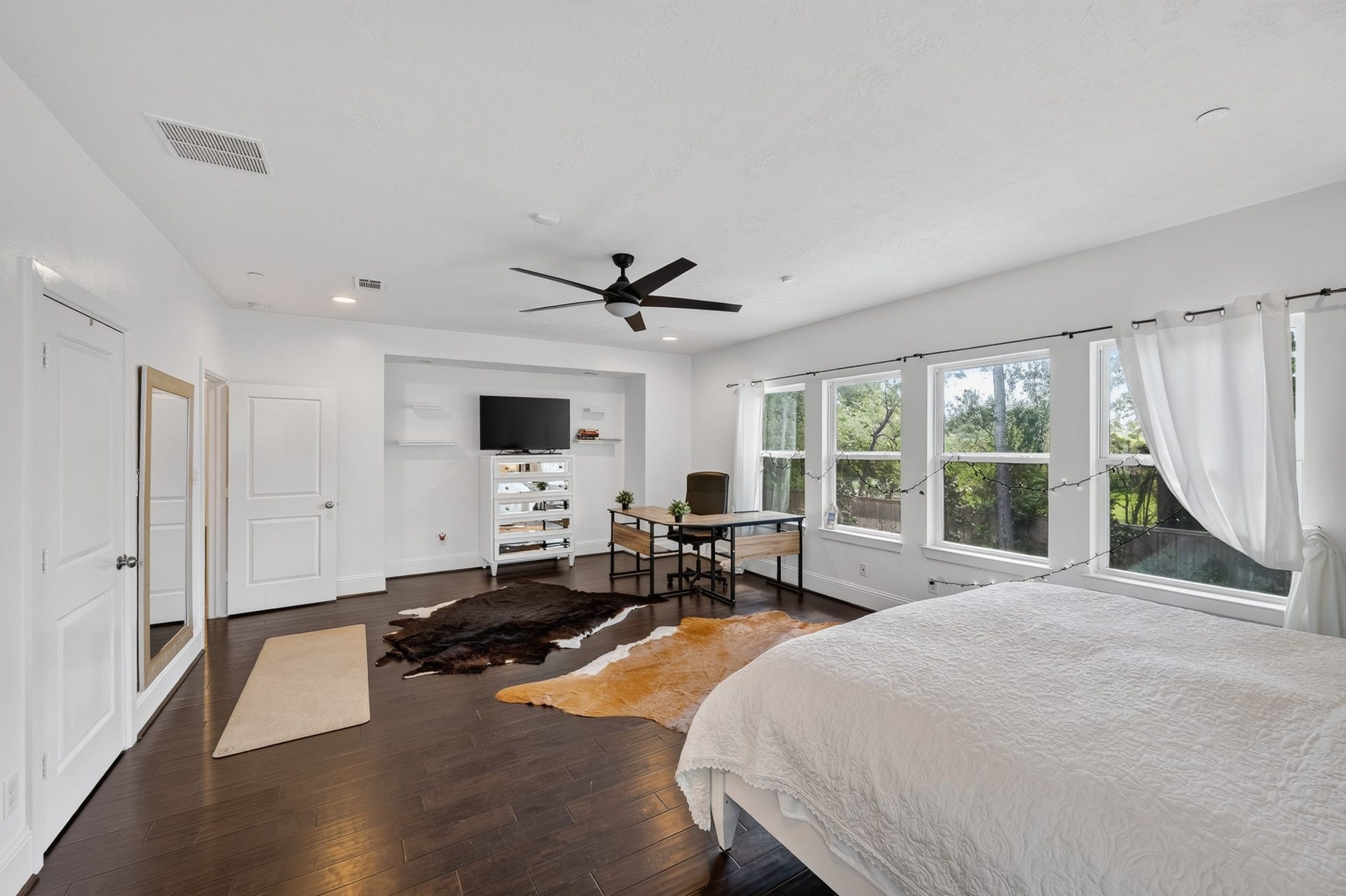 Upstairs primary bedroom