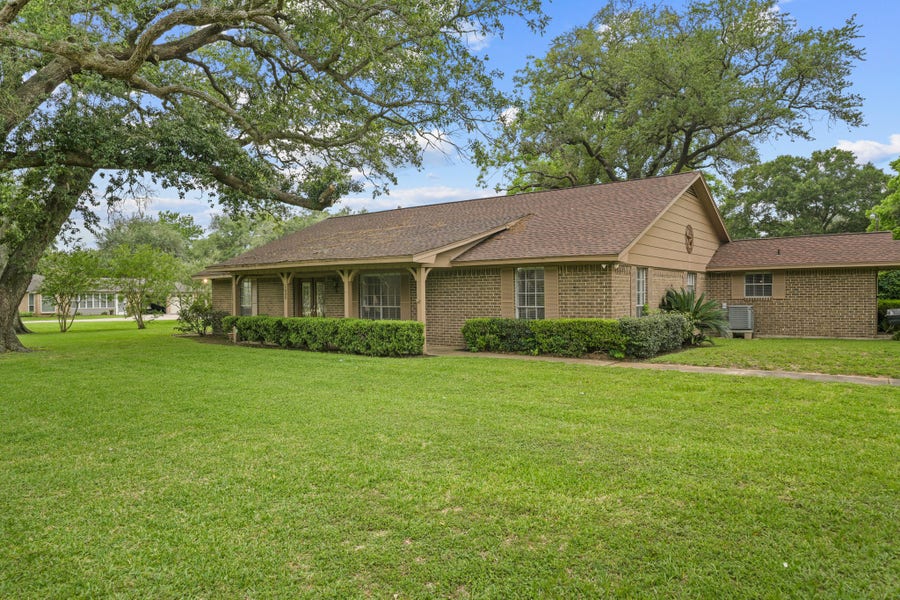 Property photo for 1655 E South Street, Alvin, TX