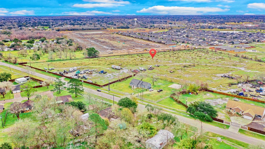 Property photo for 1751 Rosharon Road, Alvin, TX