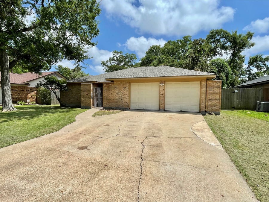Property photo for 241 Crestwood Street, Clute, TX