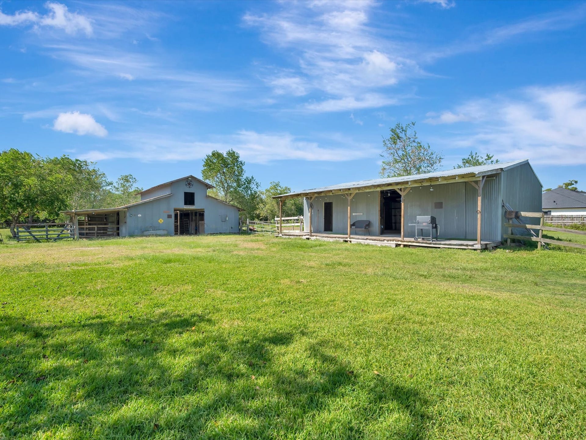 7230 Avenue L, Santa Fe, TX 77510 Horse barn and barn/garage/workshop