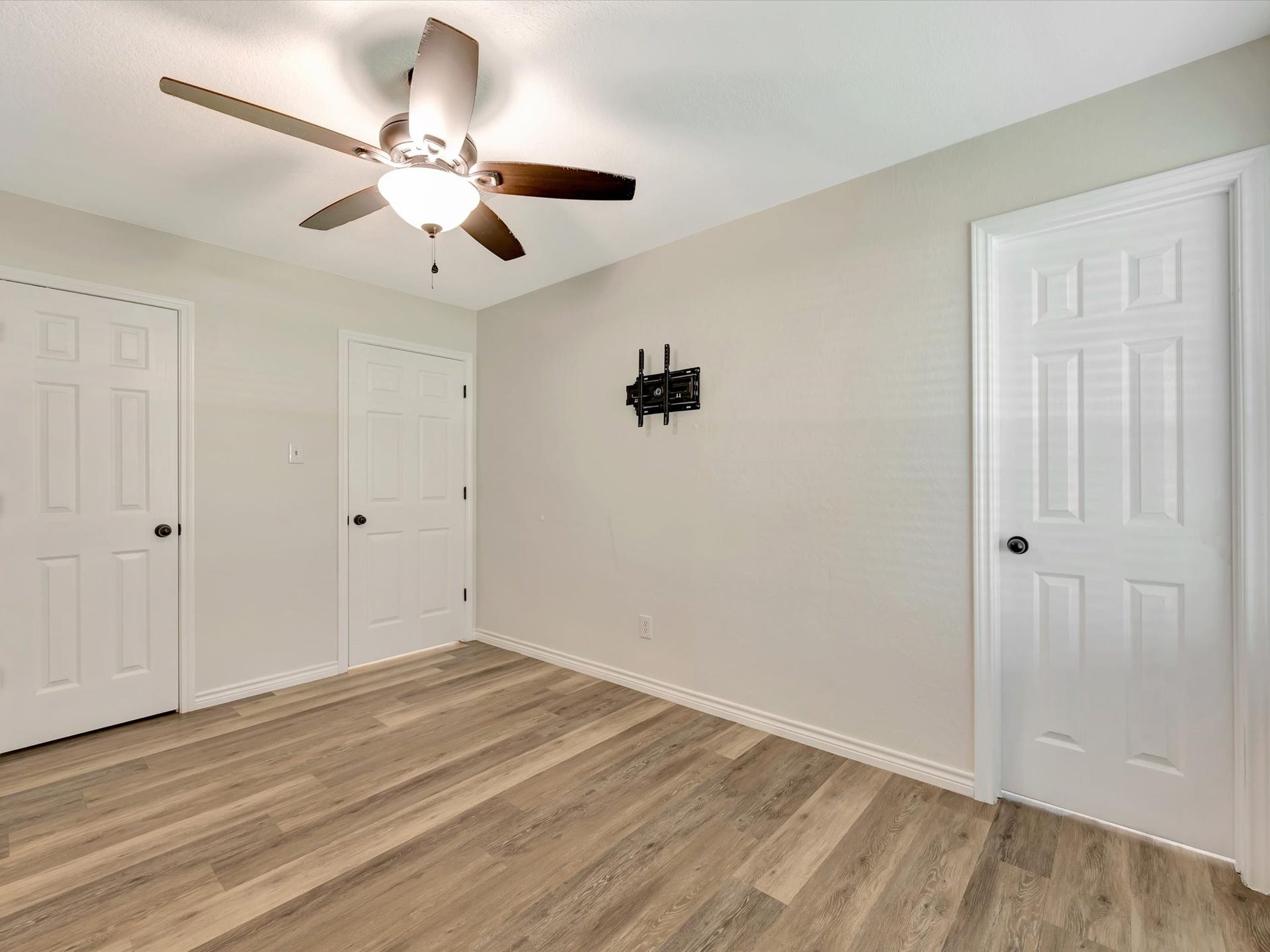 7230 Avenue L, Santa Fe, TX 77510 Primary bedroom suite featuring a ceiling fan and ample natural light.