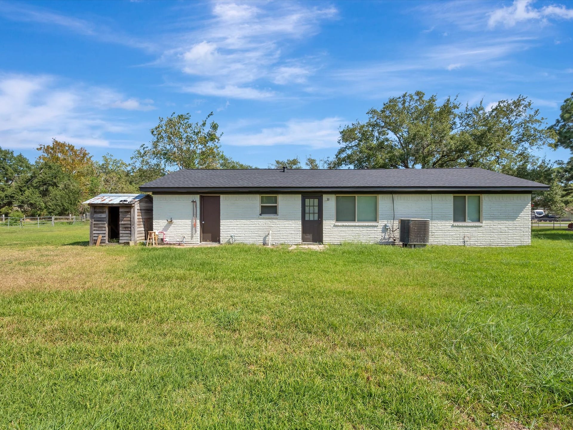 7230 Avenue L, Santa Fe, TX 77510 Spacious backyard featuring well-maintained green grass.