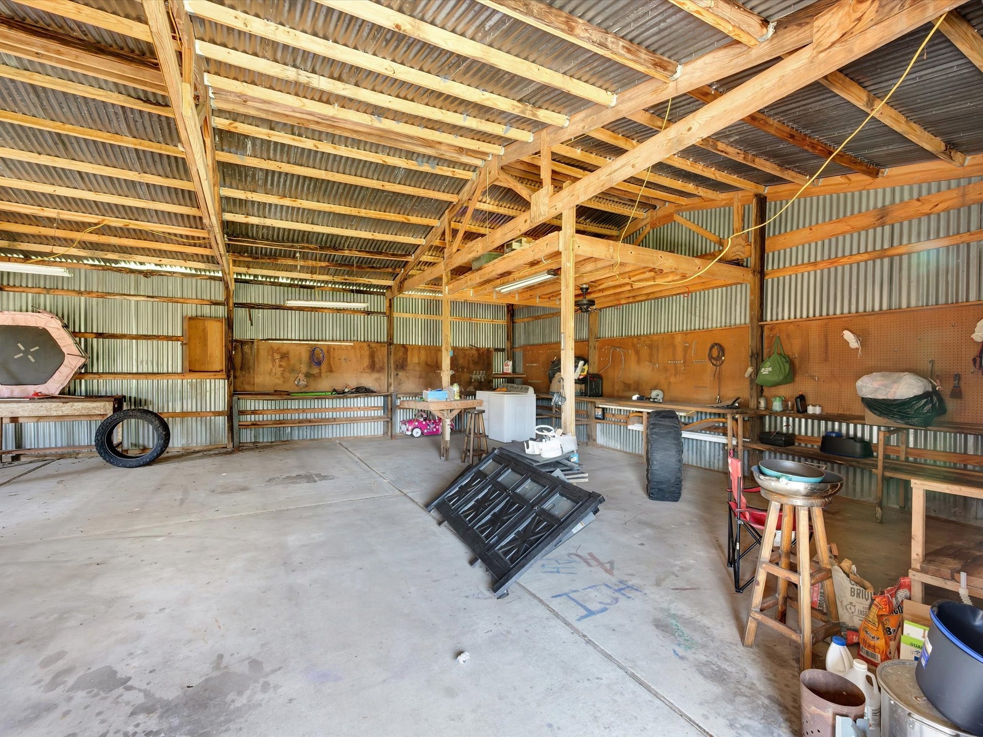 7230 Avenue L, Santa Fe, TX 77510 Spacious workshop featuring ample room for projects and storage.