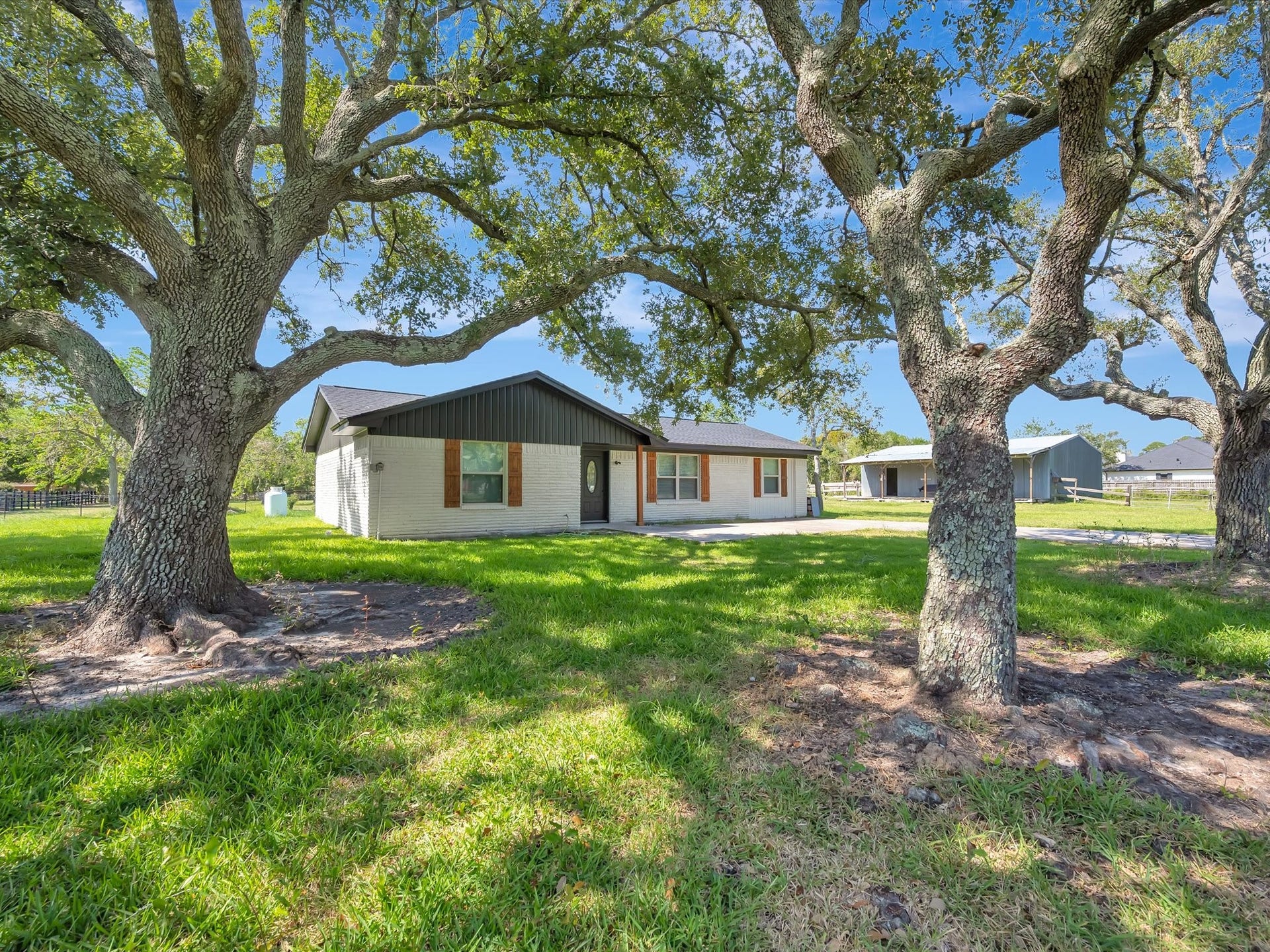 7230 Avenue L, Santa Fe, TX 77510 Beautiful mature shade trees surrounding the homestead.