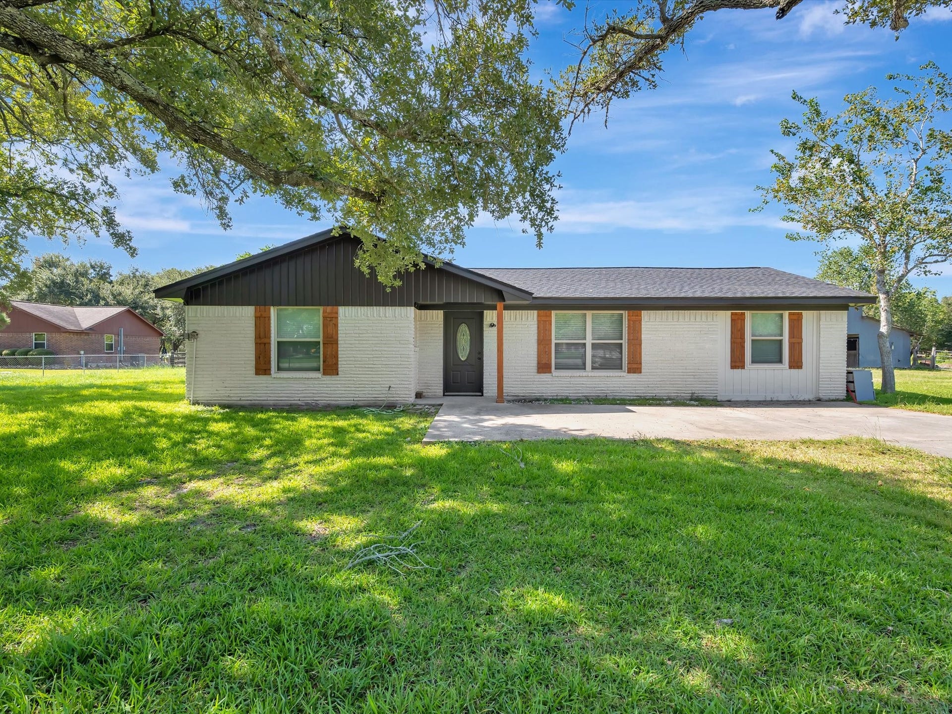 7230 Avenue L, Santa Fe, TX 77510 This charming 3-bedroom home is situated on a spacious 1.9-acre lot and features a barn, a versatile shop/garage, and many additional amenities.