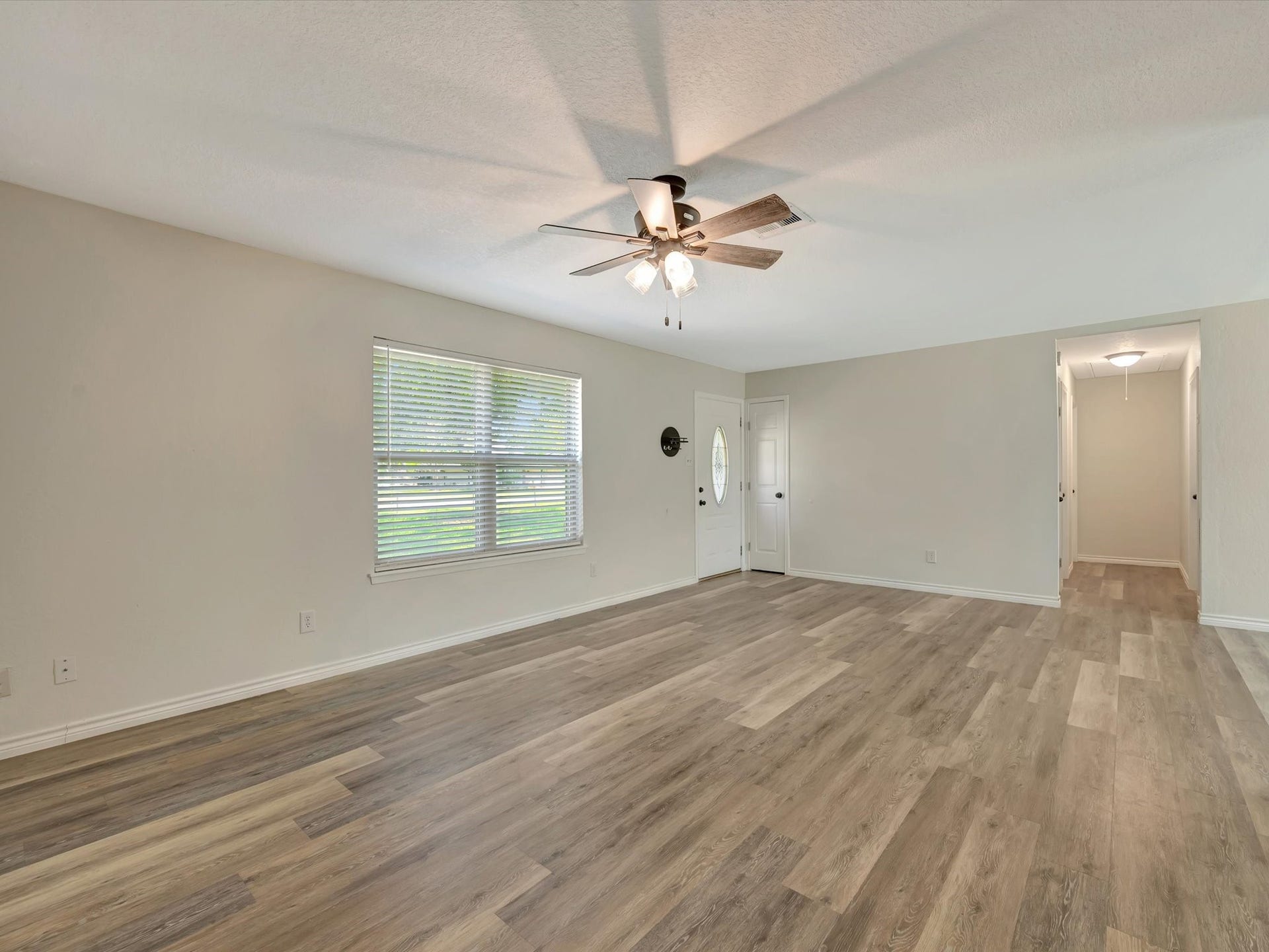 7230 Avenue L, Santa Fe, TX 77510 Living