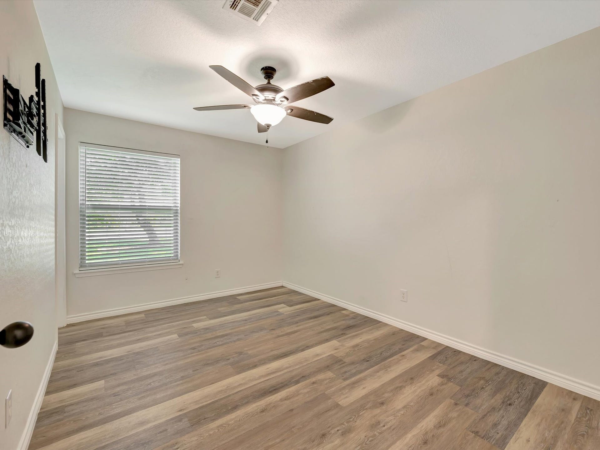 7230 Avenue L, Santa Fe, TX 77510 Primary bedroom suite featuring a ceiling fan and ample natural light.