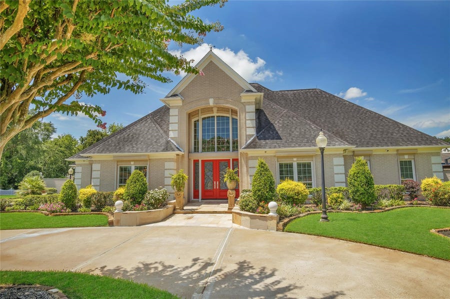 Property photo for 204 Oak Drive, Friendswood, TX