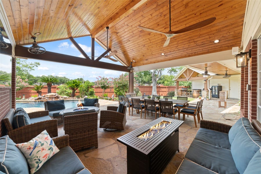 Property photo for 102 Barrington Pointe Court, League City, TX